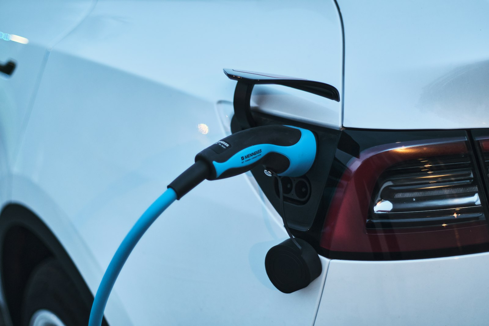 Coche eléctrico enchufado a un punto de recarga