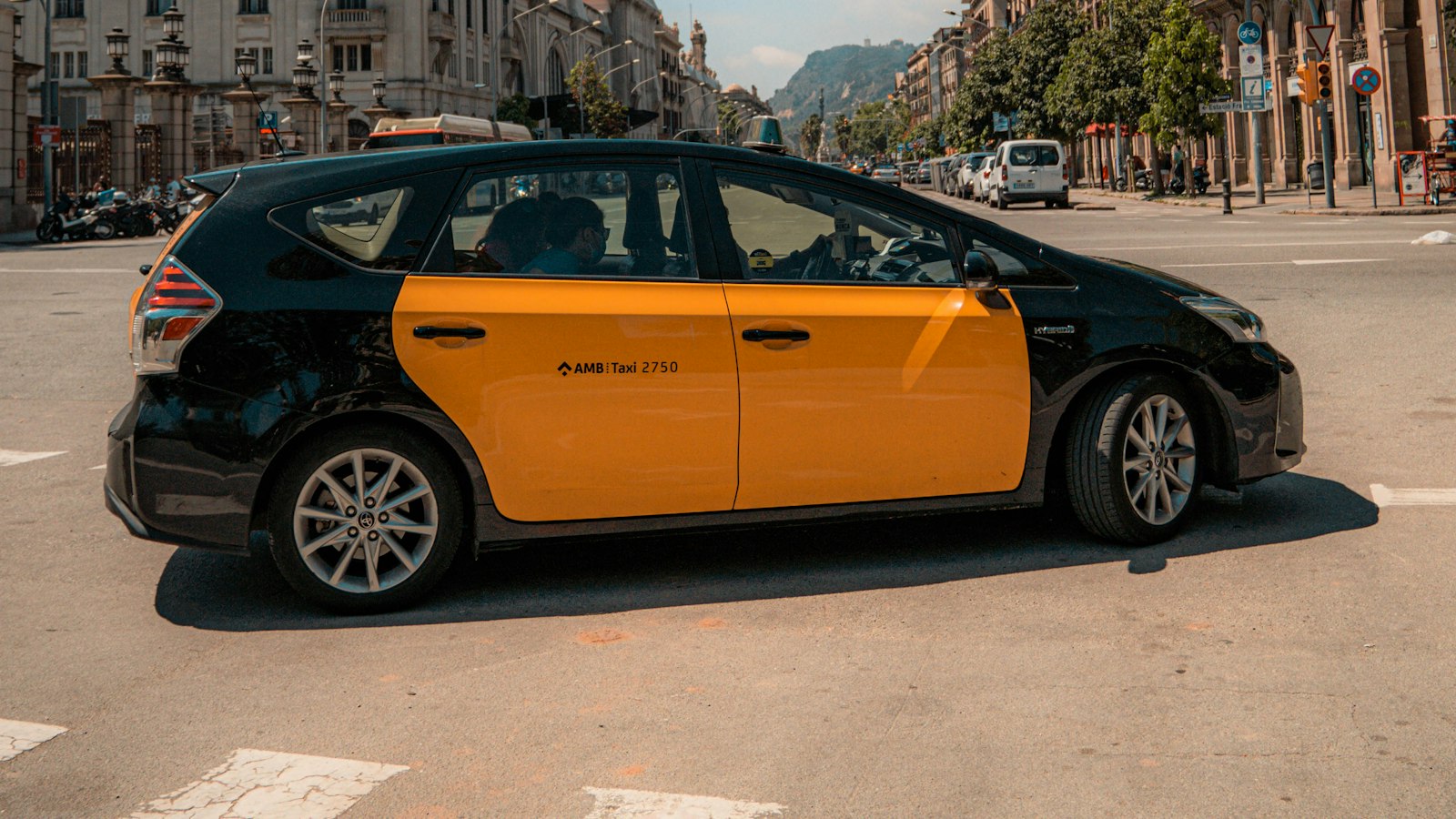 Taxi negro y amarillo del Área Metropolitana de Barcelona parado en una calle de la ciudad