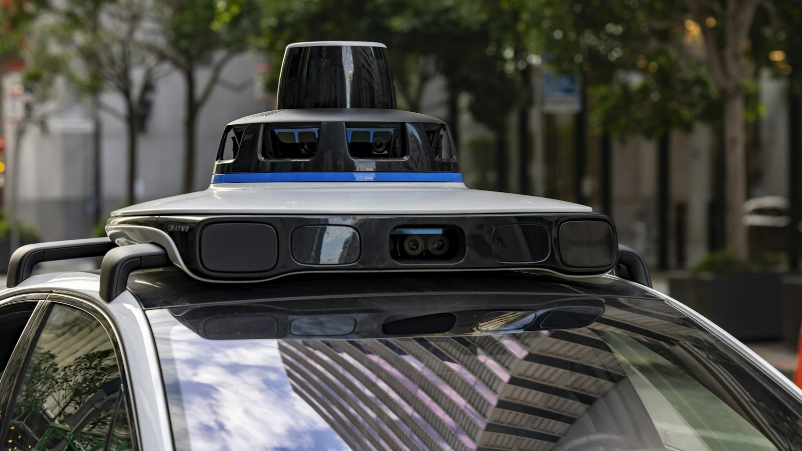 Sensoren und Kameras auf dem Dach eines selbstfahrenden Waymo-Autos